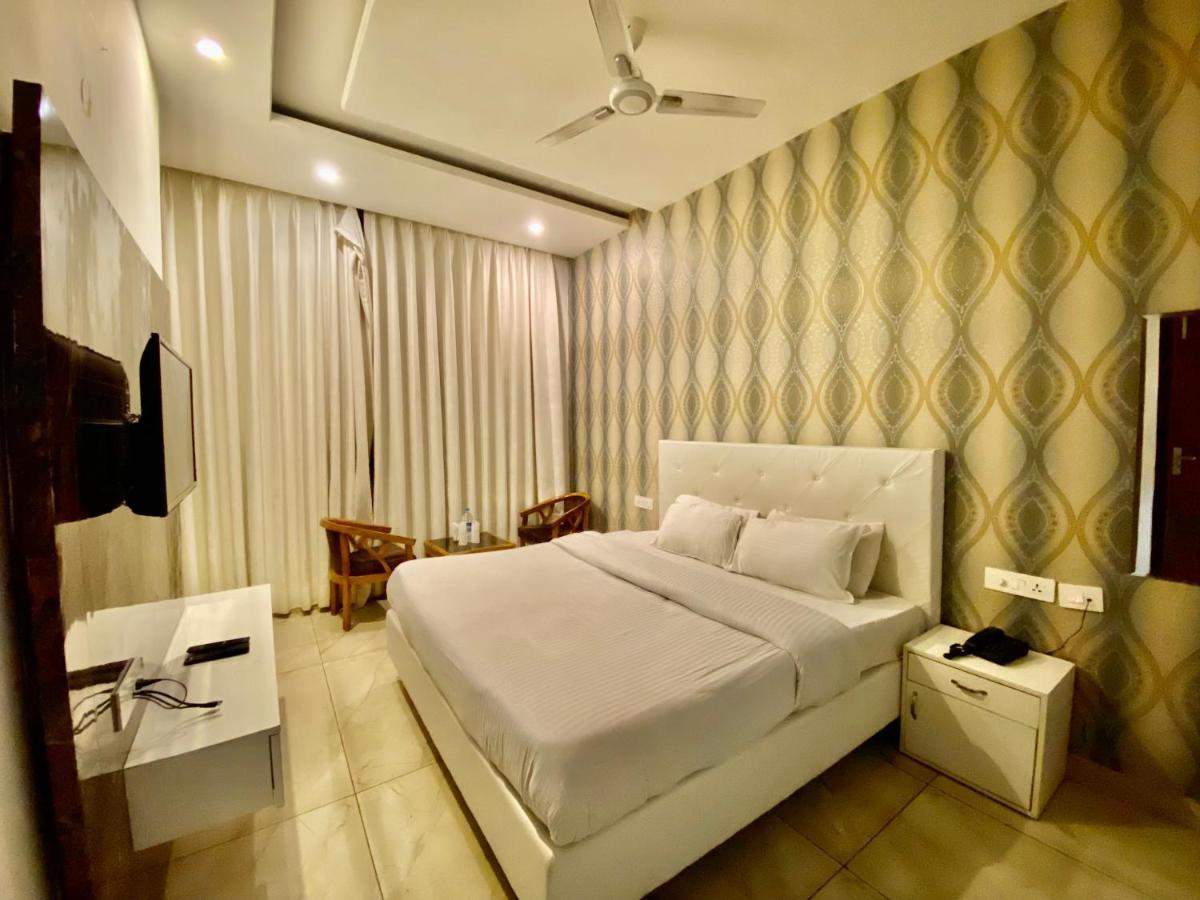 Hotel Hollywood - Family Hotel Zirakpur エクステリア 写真