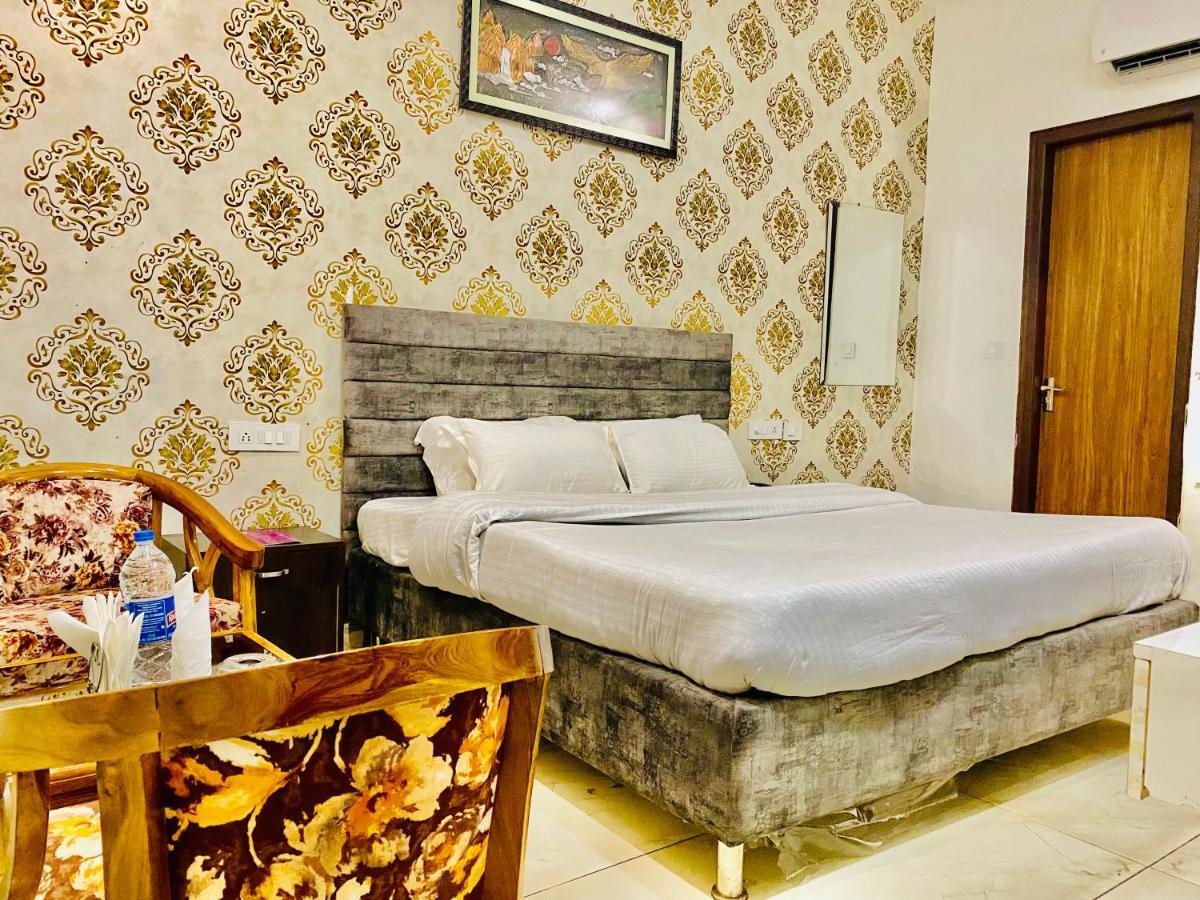 Hotel Hollywood - Family Hotel Zirakpur エクステリア 写真