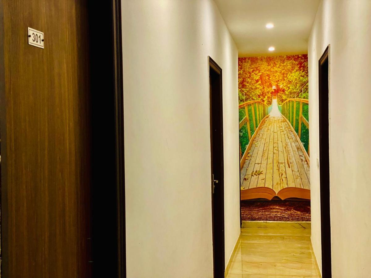 Hotel Hollywood - Family Hotel Zirakpur エクステリア 写真