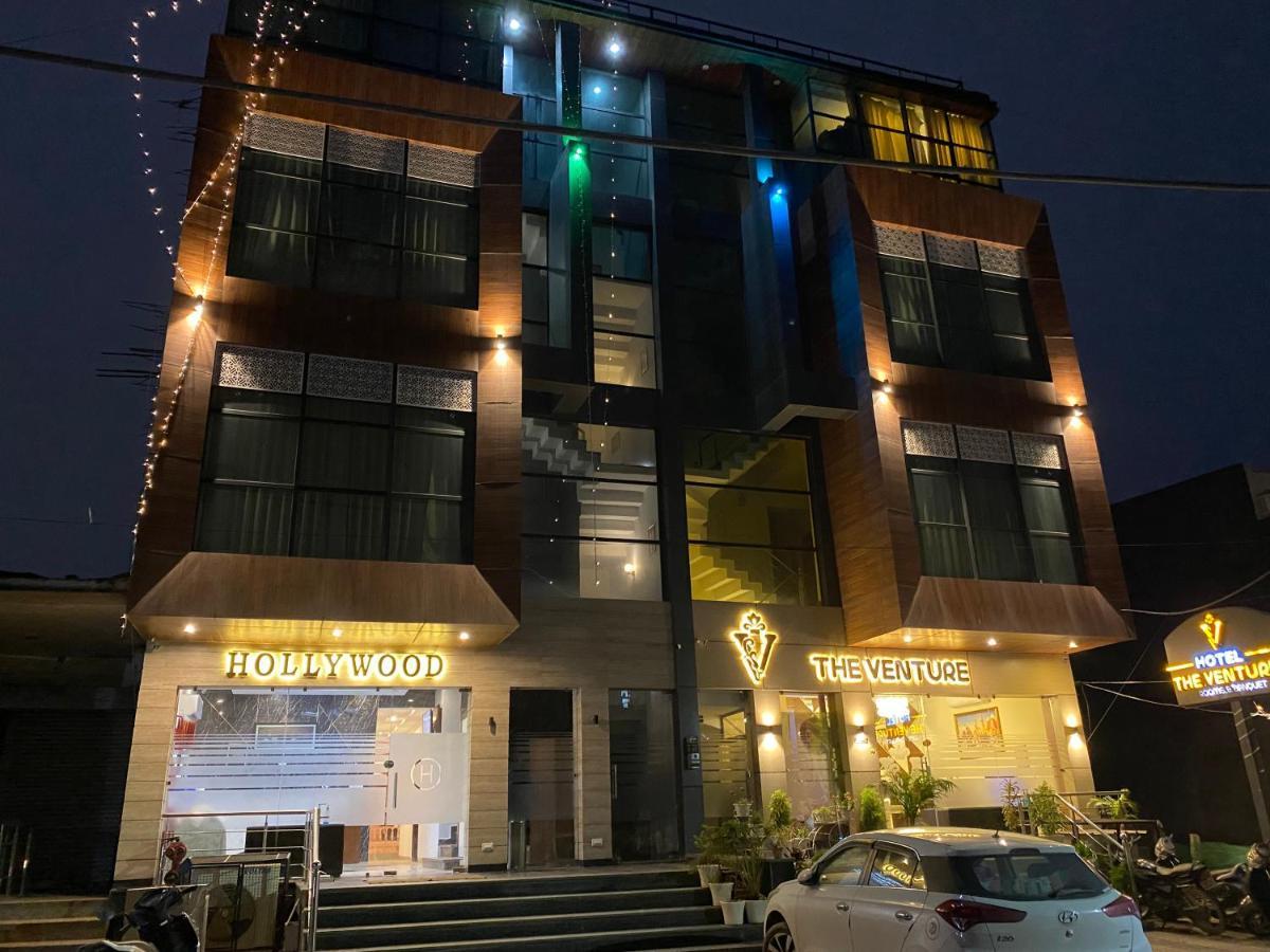 Hotel Hollywood - Family Hotel Zirakpur エクステリア 写真