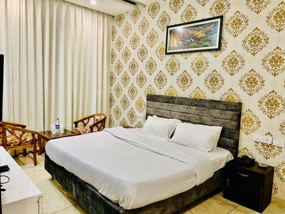 Hotel Hollywood - Family Hotel Zirakpur エクステリア 写真