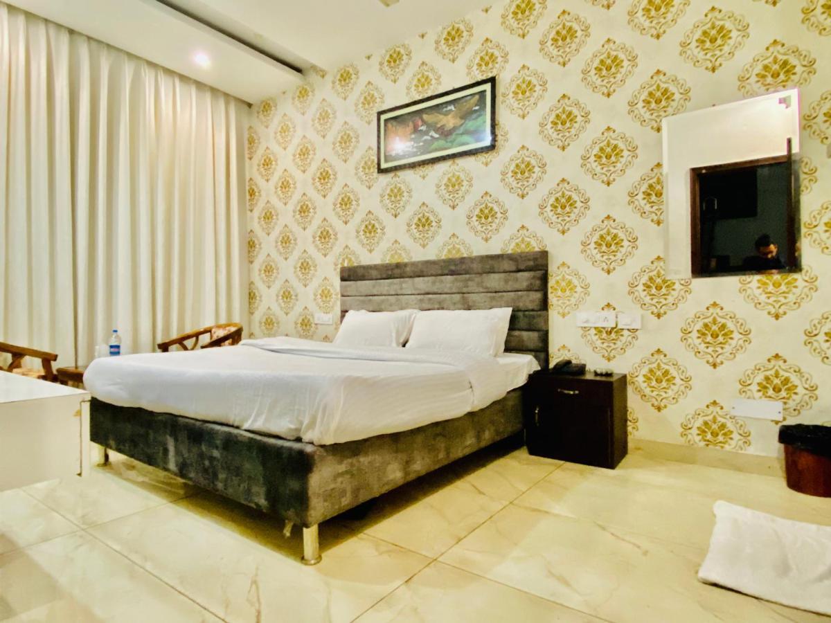 Hotel Hollywood - Family Hotel Zirakpur エクステリア 写真