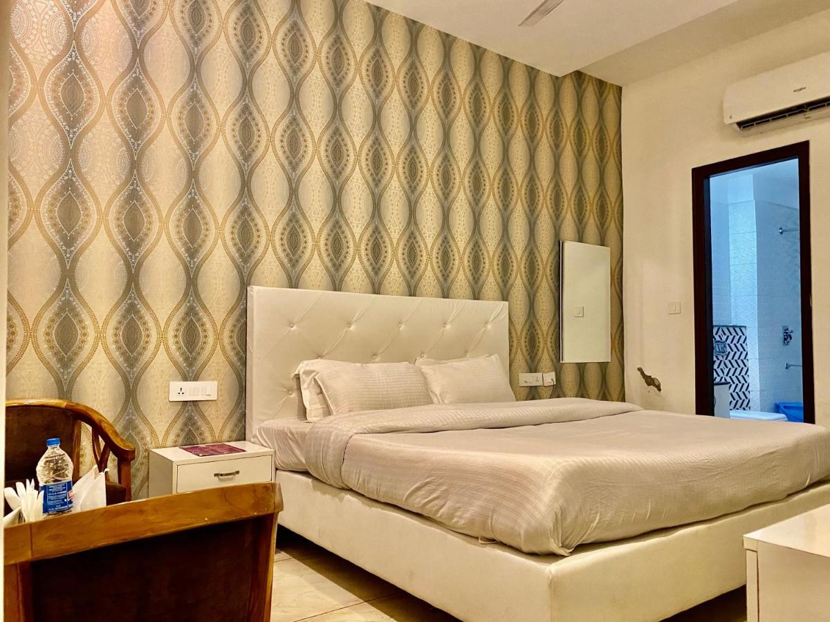 Hotel Hollywood - Family Hotel Zirakpur エクステリア 写真