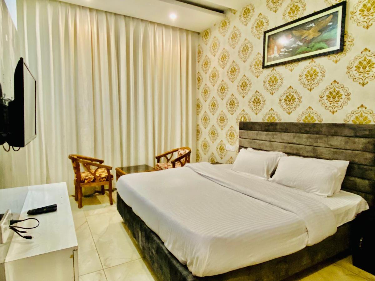 Hotel Hollywood - Family Hotel Zirakpur エクステリア 写真