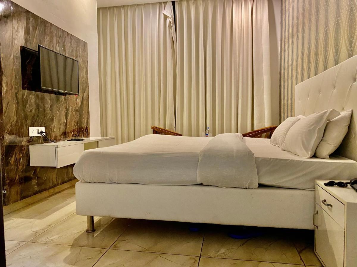 Hotel Hollywood - Family Hotel Zirakpur エクステリア 写真
