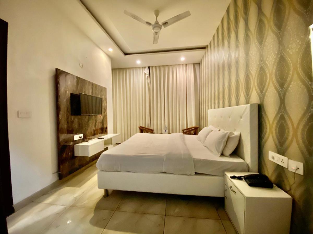 Hotel Hollywood - Family Hotel Zirakpur エクステリア 写真