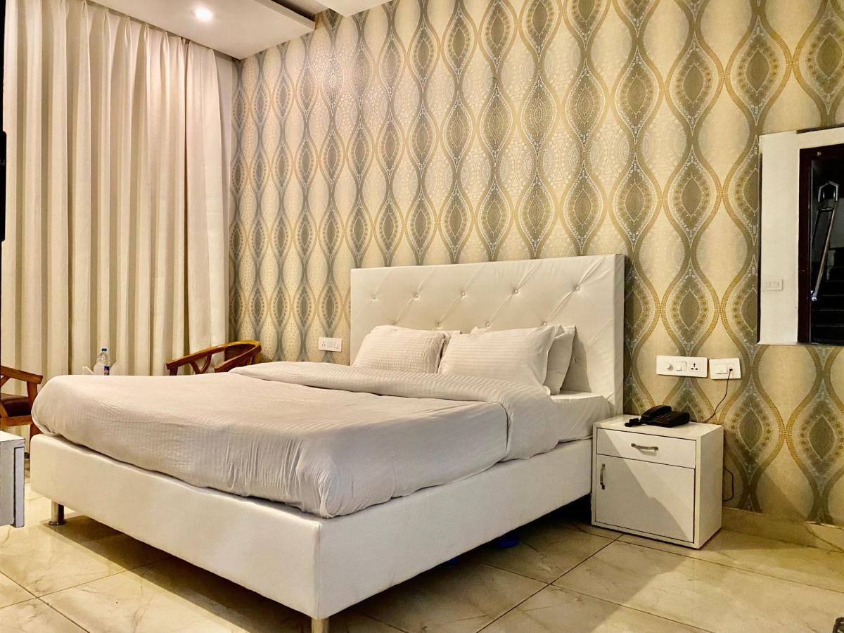 Hotel Hollywood - Family Hotel Zirakpur エクステリア 写真