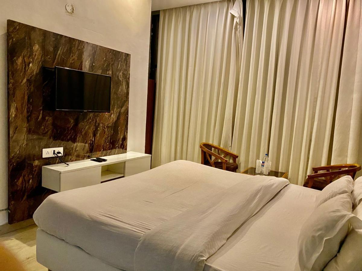 Hotel Hollywood - Family Hotel Zirakpur エクステリア 写真